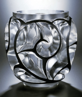 ガラスの花瓶「つむじ風」：激しい凹凸が与える輝き