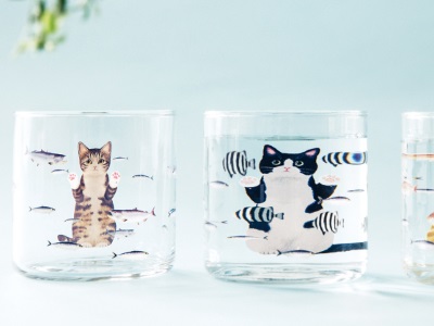 水をそそぐと猫が大きく見えるグラスが癒し度満点