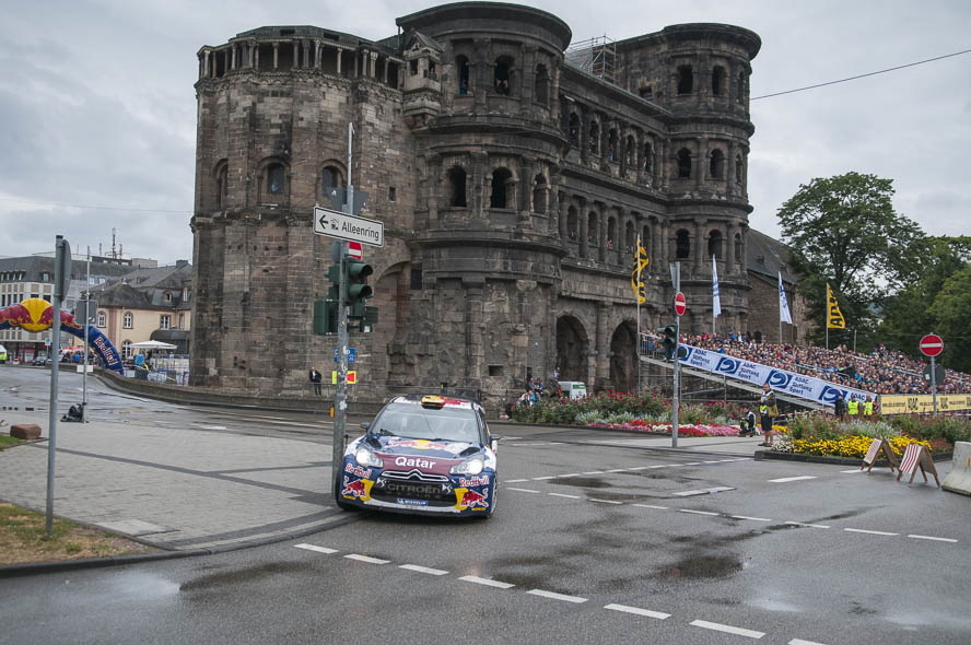 ポルタ・ニグラの前を走行するラリー競技車