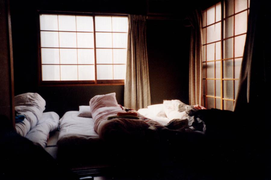 畳の上に布団を敷いた寝室