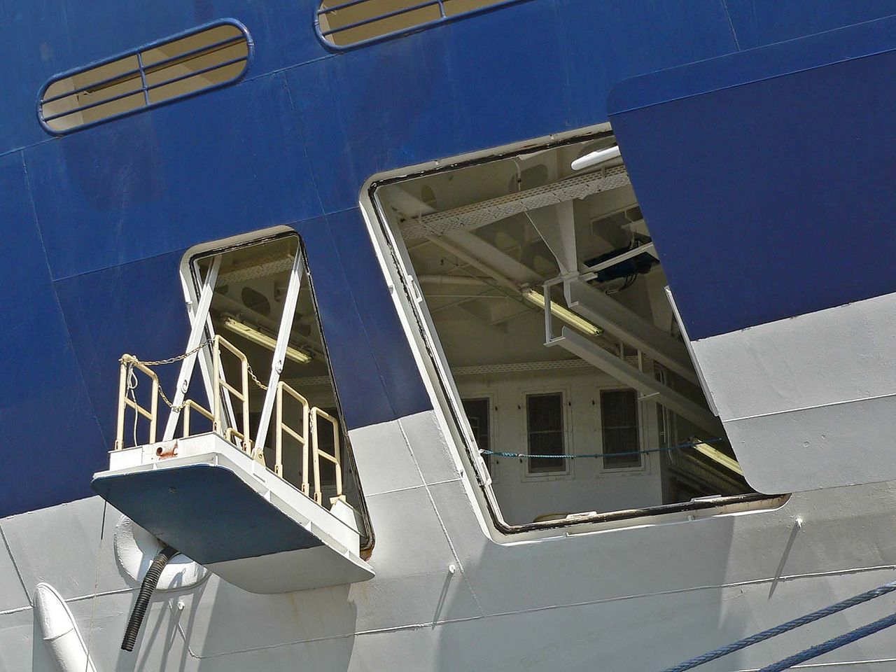 船舶の甲板と船員室との間のドア