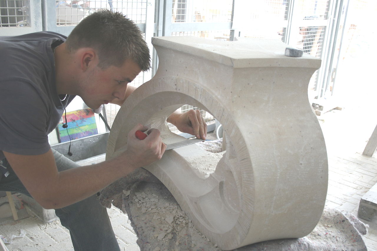 現代の石工が仕事をしている様子（ドイツ、2007年）