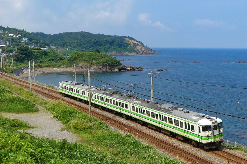 日本海に沿って走行する信越本線の115系電車