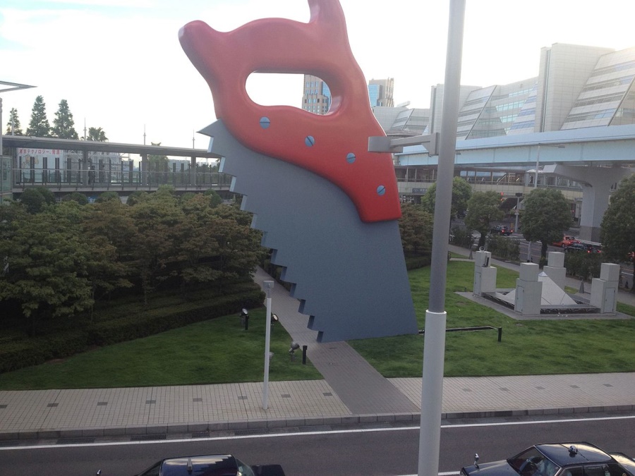 Saw, Sawing（Claes Oldenburg, Coosje van Bruggen）