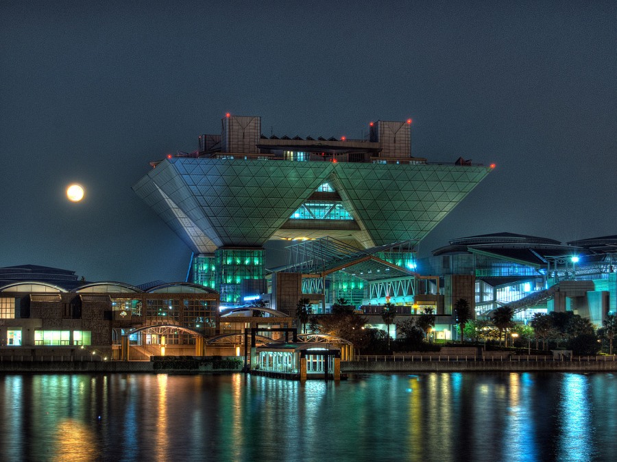 会議棟（遠景、夜景）